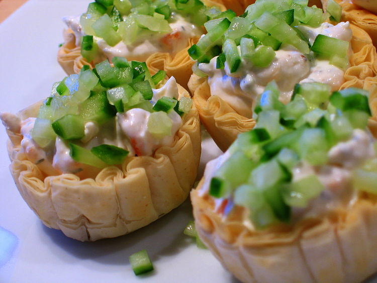 Smoked salmon tarts with just a hint of cream cheese and spring onion. Cream cheese pairs well with all types of onion and many herbs such as chives