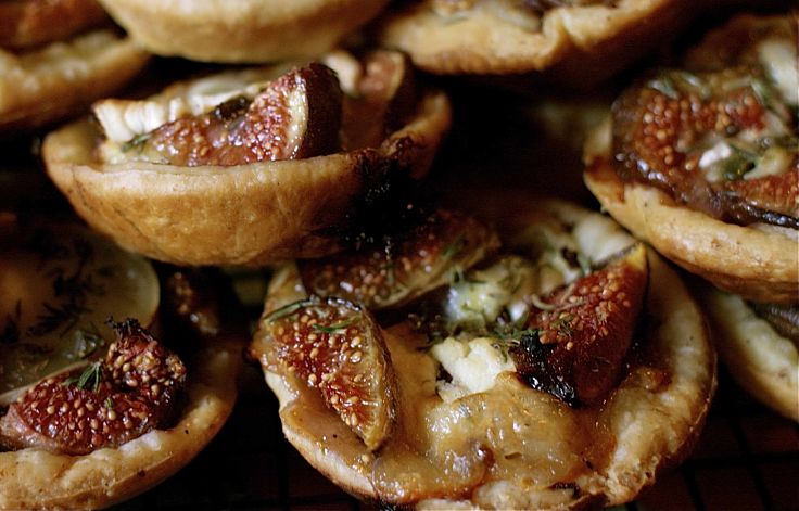 Fresh figs are a delicious addition to mini party pies and dessert treats that are ideal for parties and special occasions. Figs pair well with cheese and salty meats such as bacon and ham.